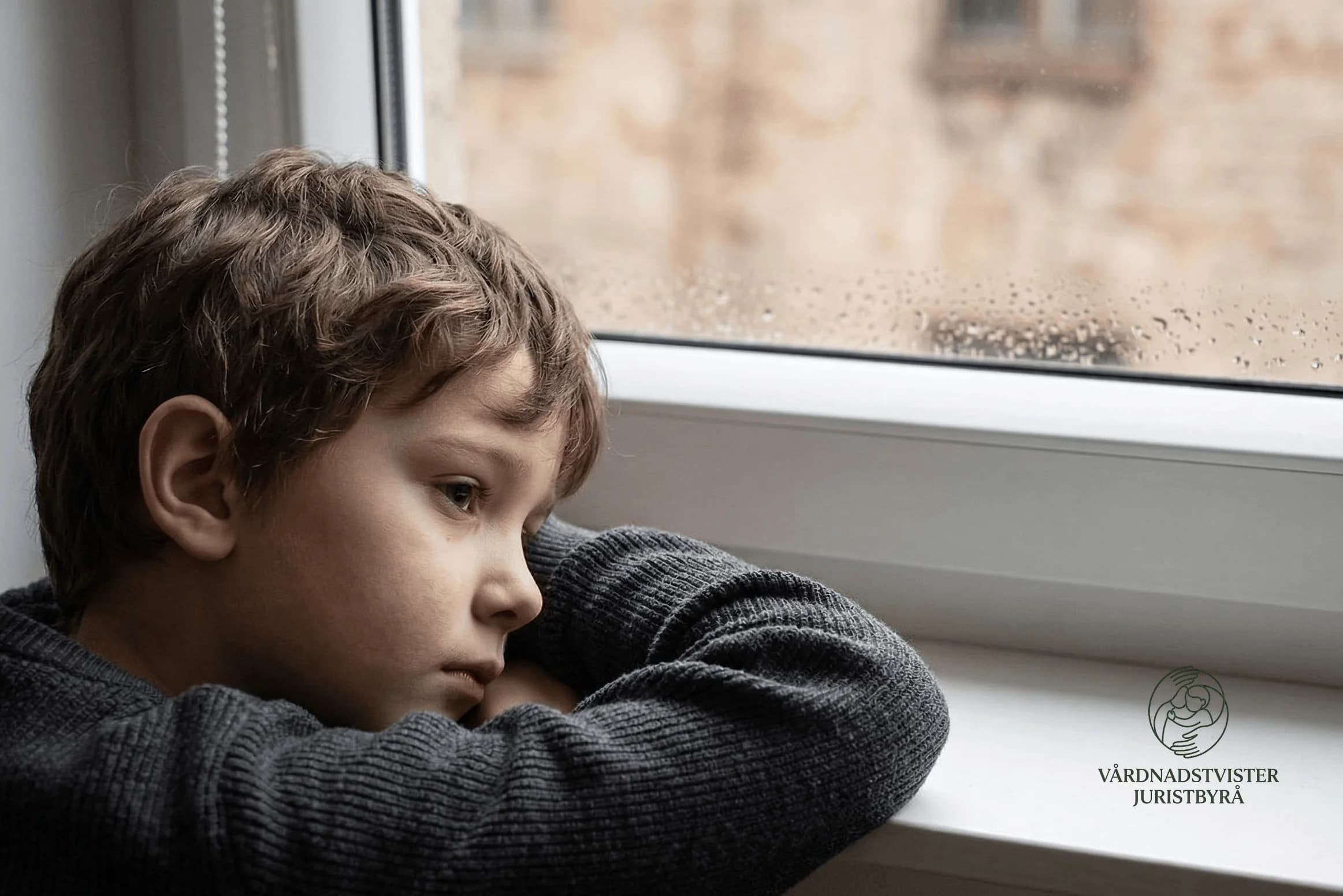 Barn vid fönster i stillsam miljö som illustrerar behovet av förutsebarhet och tydlighet kring kostnader