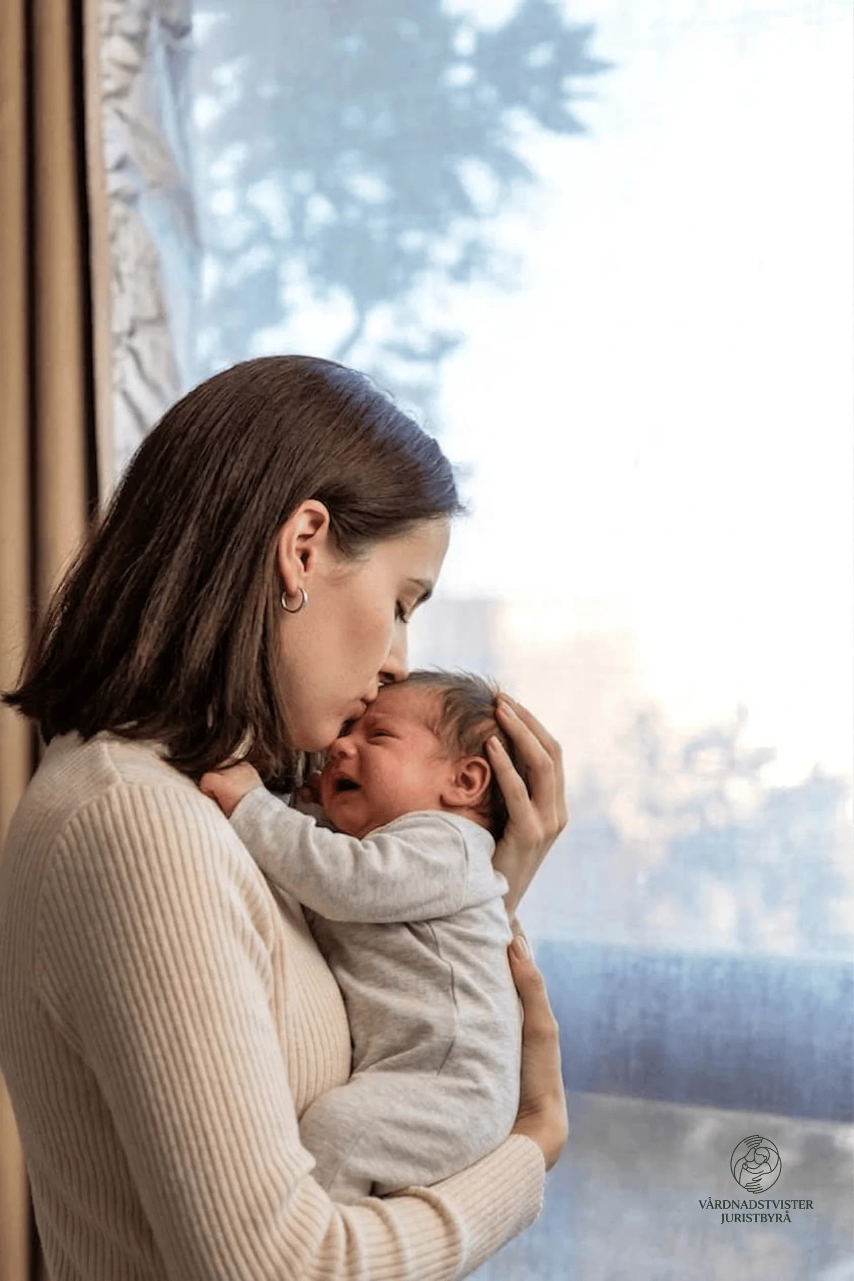 Barn vid fönster i lugn miljö som illustrerar behovet av eftertanke och stabilitet i frågor om vårdnadstvist i Skövde