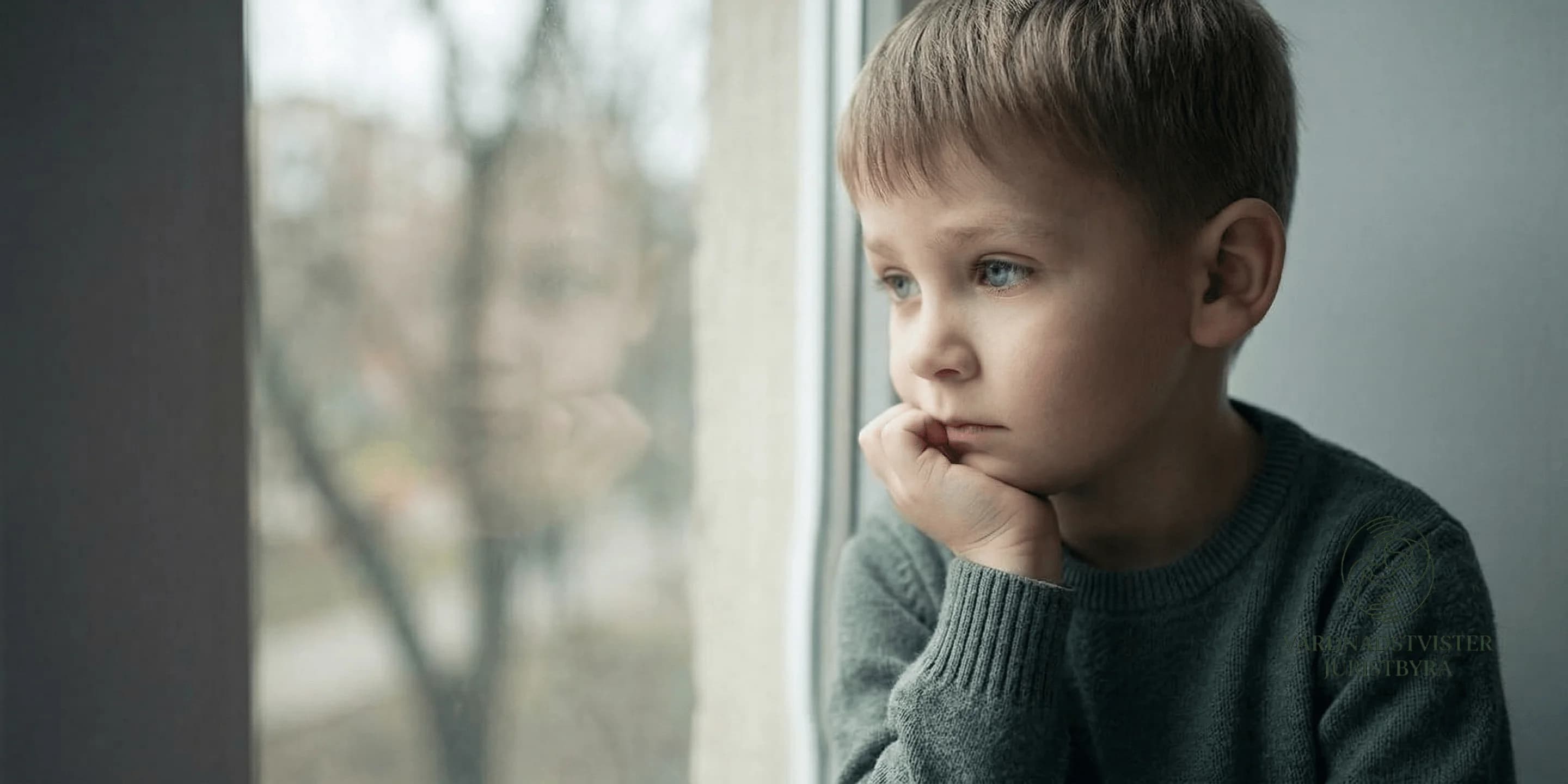 Förälder och barn i stillsam vardagssituation som illustrerar trygghet och kontinuitet för barnet i frågor om vårdnadstvist i Lidköping