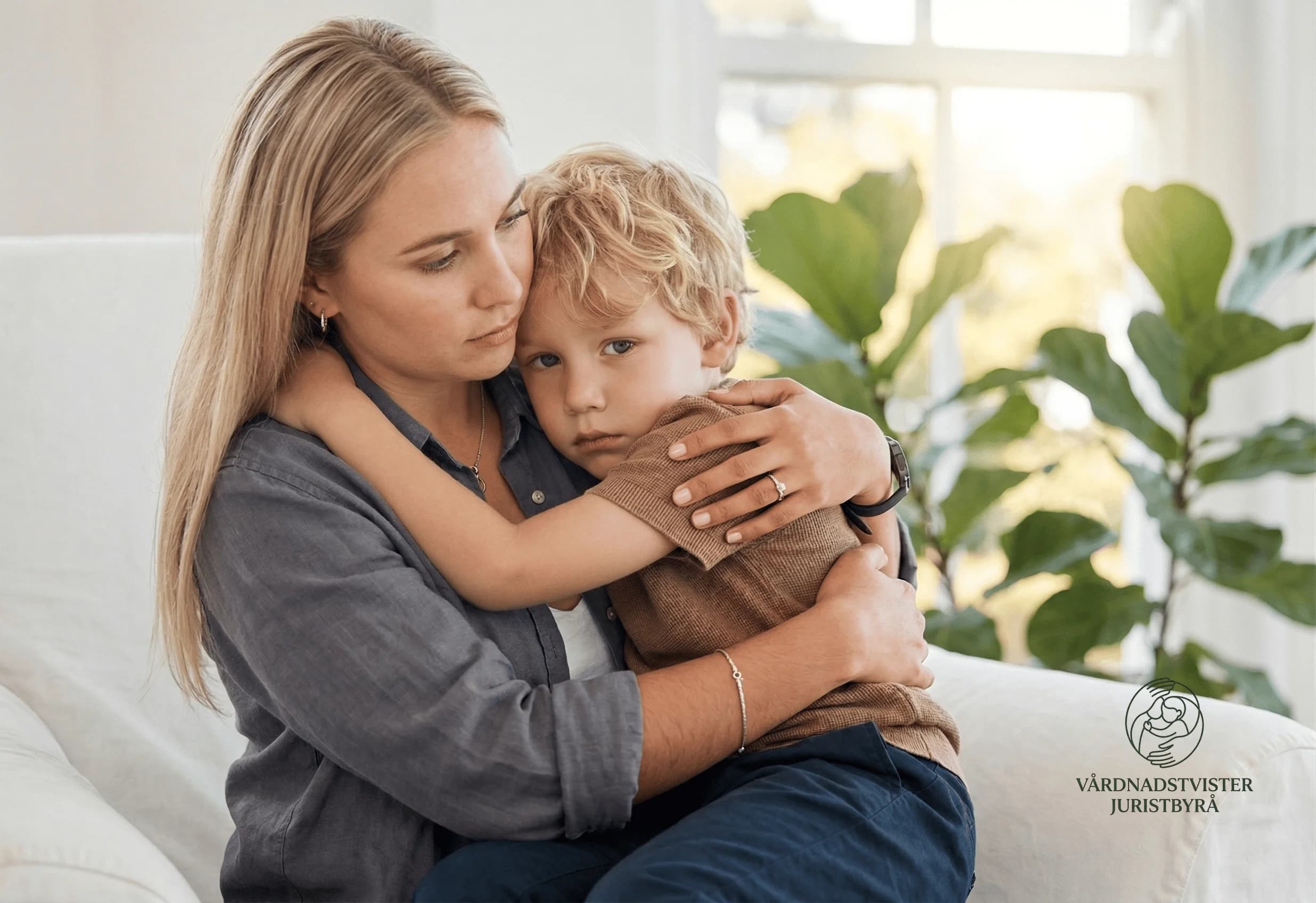 Mjukt ljus i ett tryggt rum som speglar lugn juridisk orientering vid vårdnadstvist i Borås