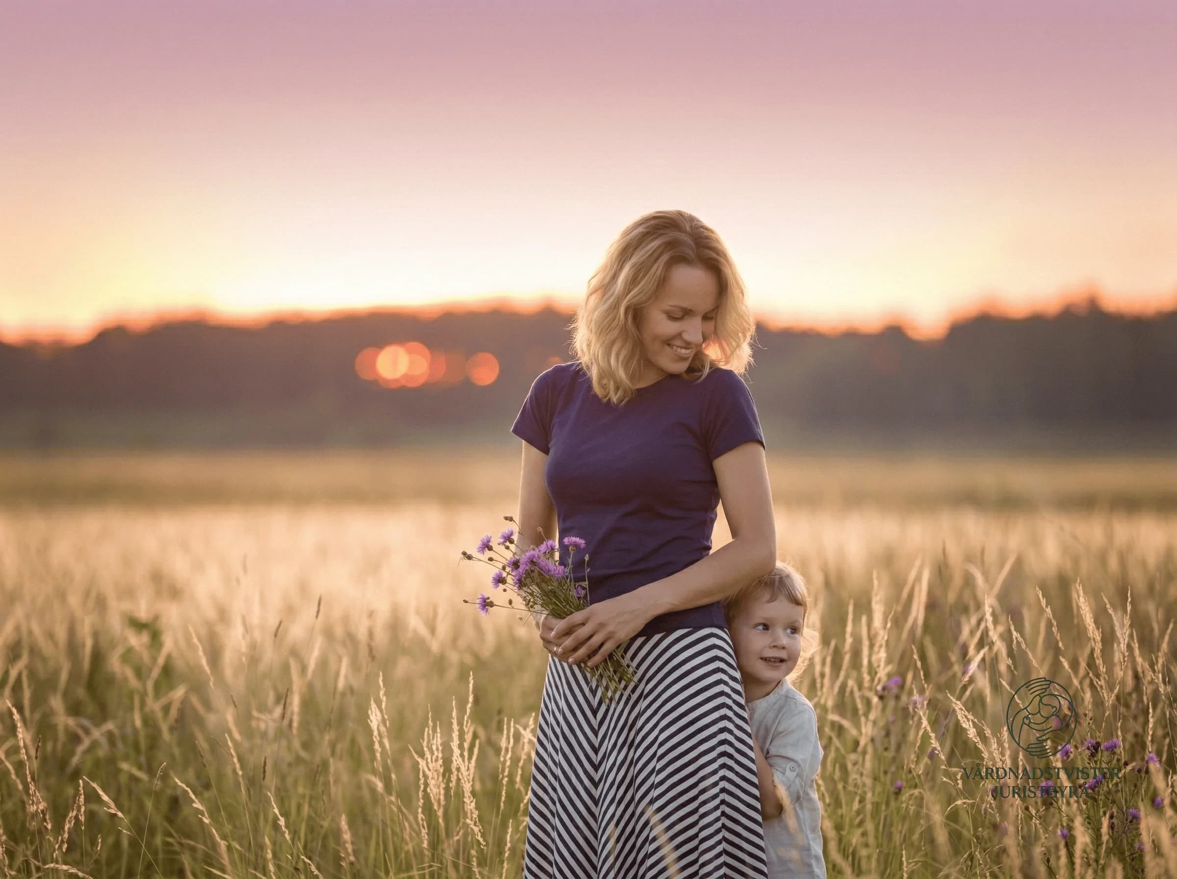 Förälder med barn i stillsam miljö som speglar behovet av lugna och hållbara lösningar i frågor om vårdnadstvist i Halmstad